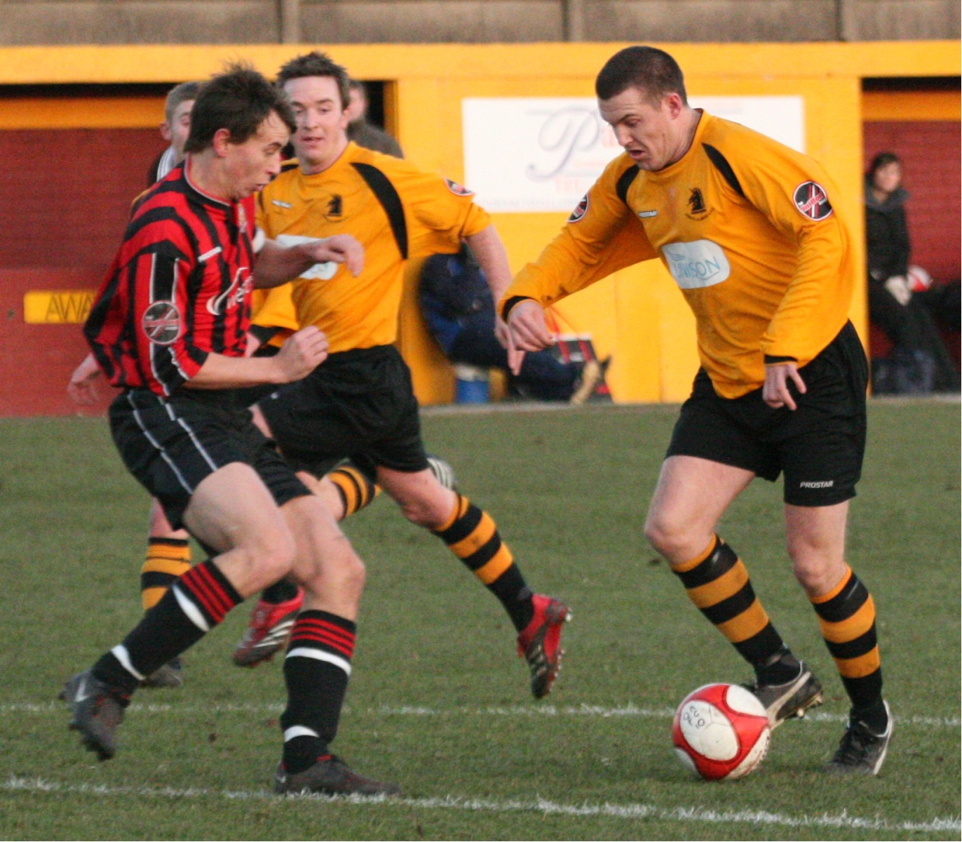 6th Dec - Ossett Albion v Radcliffe Borough FC - IMG_2187 .J